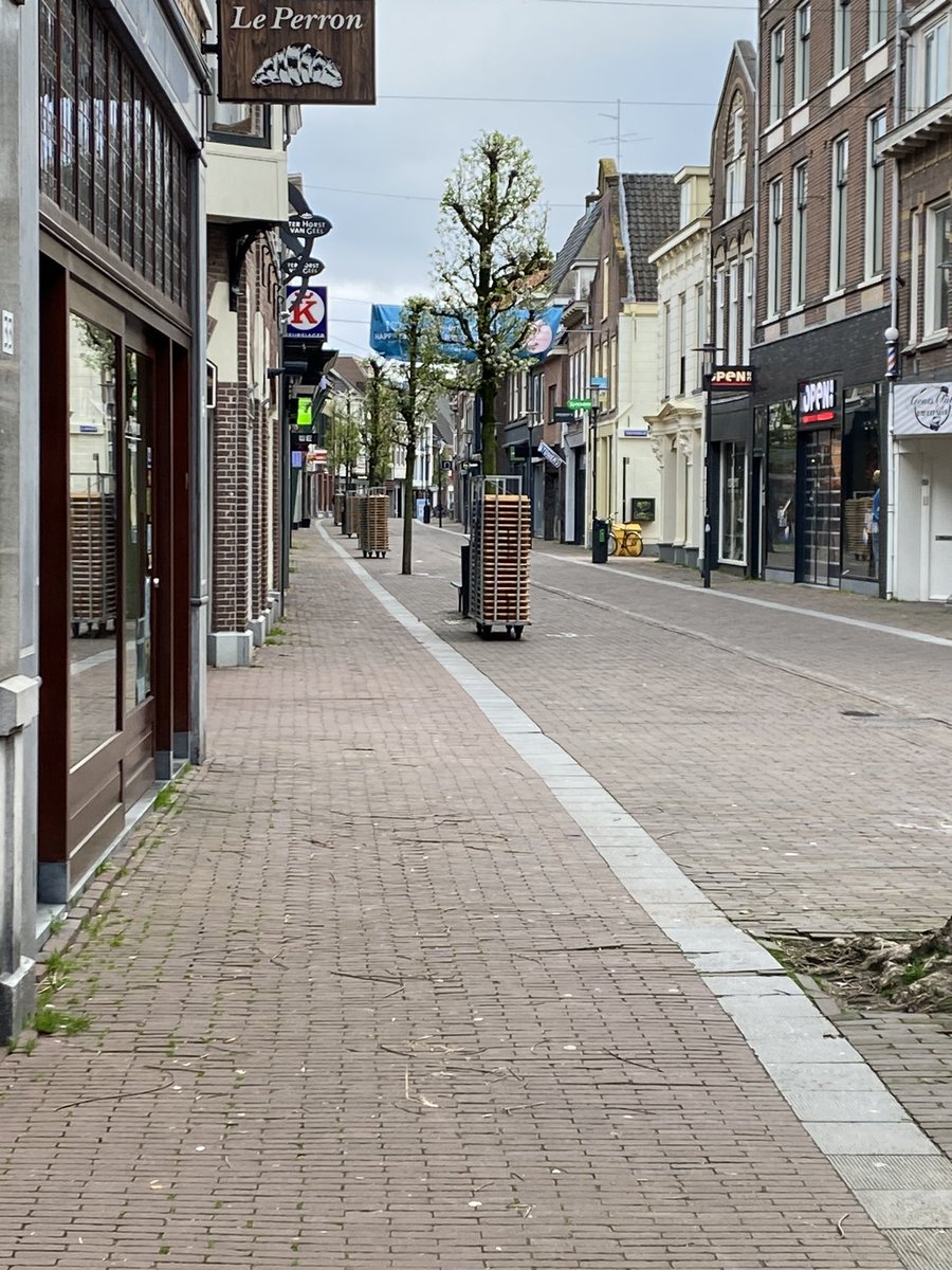 De stapels tafels staan klaar om uitgeklapt te worden voor de eerste Sunday Street Brunch! Schuif jij ook aan!?