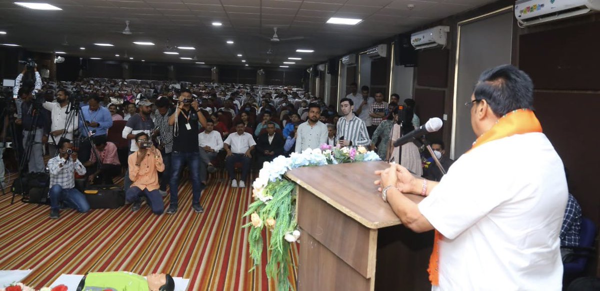 યુવાનોમાં હાર્ટ એટેકની સમસ્યા વધી રહી છે ત્યારે ભારતીય જનતા પાર્ટીનાં કાર્યકર્તાશ્રીઓને ડોક્ટર્સ દ્વારા CPR ટ્રેનિંગ અભિયાનનો સુરત ખાતેથી પ્રારંભ કરાવી ભાજપાનાં મૂળભૂત સંસ્કાર સાકાર થઇ રહ્યાની અનેરા આત્મસંતોષની લાગણી અનુભવી.