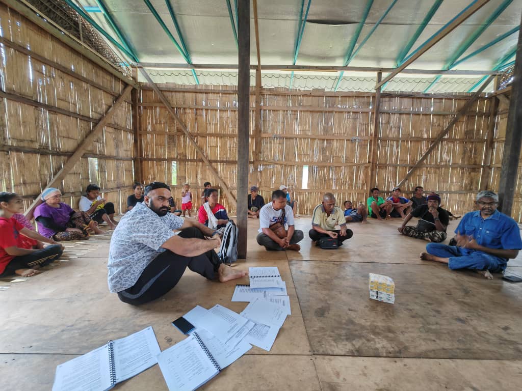 partisosialis's tweet photo. Hari ini setiausaha agung @partisosialis @ASivarajan turun ke Kampung Orang Asal Pos Lanai, untuk persiapan kes mahkamah di minggu depan.

#SuaraMarhaen #KgOA
#PosLanai https://t.co/xvRhr37sxu