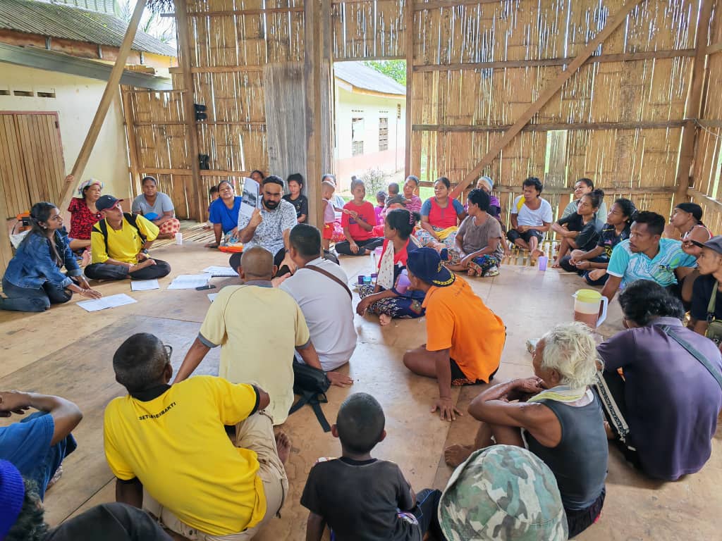 partisosialis's tweet photo. Hari ini setiausaha agung @partisosialis @ASivarajan turun ke Kampung Orang Asal Pos Lanai, untuk persiapan kes mahkamah di minggu depan.

#SuaraMarhaen #KgOA
#PosLanai https://t.co/xvRhr37sxu
