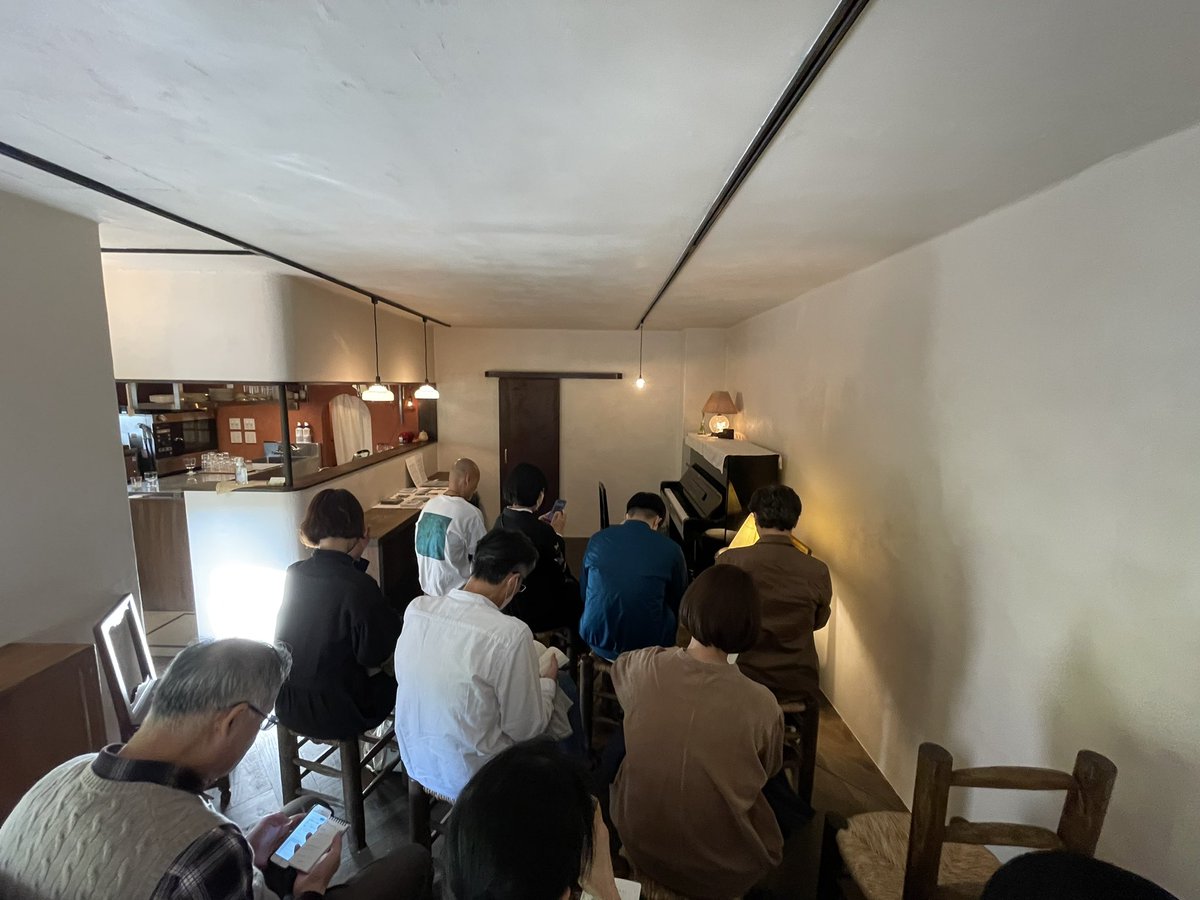 chipochu0222's tweet photo. 高井息吹さんのアンプラグドライブ♪
会場は千駄木のカフェpasele（パセレ）
ピアノがよく響く店内で、優しくて力強い声が胸に真っ直ぐ届く。
緑が眩しい庭と、西陽が差し込む白い空間。贅沢な時間を過ごしました^_^
@pf_eve 
#ピアノ
#pasele https://t.co/AKj3OOahLH