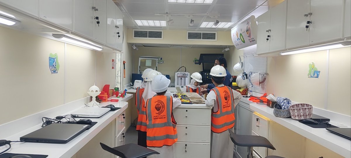 EduGovDhr7218's tweet photo. استفاد طلاب مدرستنا من الورشة والتعريف باستخدامات بعض الآلات استخداماً عملياً، وتعرف الطلبة أيضاً على تقنيات ومخرجات الثورة الصناعية الرابعة، وتدربوا على التصميم ثلاثي الأبعاد باستخدام برنامج (TinkerCad).

#bpoman
#innotech_om
#fabtech
#fabtech_mobile_lab https://t.co/uFUXBa3587