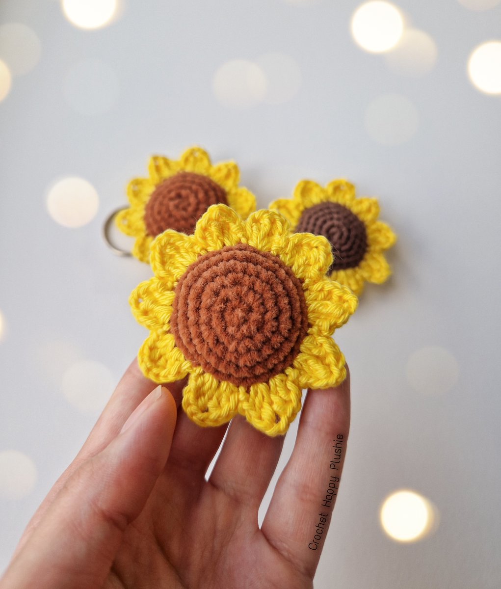 A little bit of sunshine in the home with these sunflowers.

#amigurumi #あみぐるみ #kawaii #crochet #crochetdoll #ganchillo #handmade #etsy #amigurumis #art #photooftheday #crochetpattern #artist #amigurumilove #handmadeart #sunflowers #sunflower #kawaiiart #howtocrochet