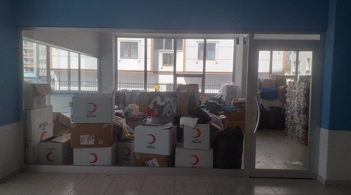 yirmiucderece's tweet photo. Ordu Fatsa’da, yurttaşların Kızılay’a bağışladığı kıyafetler ve yardım kolileri, İsmailağa Cemaati’nin kaçak yurdundan çıktı.

(BirGün) https://t.co/ttTKhnilZJ