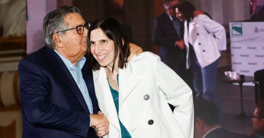 durezzadelviver's tweet image. Uno dei maggiori esponenti del capitale apolide transnazionale bacia e abbraccia il capo della sinistra italiana, quella che dovrebbe difendere i lavoratori. 
Tutto chiaro.