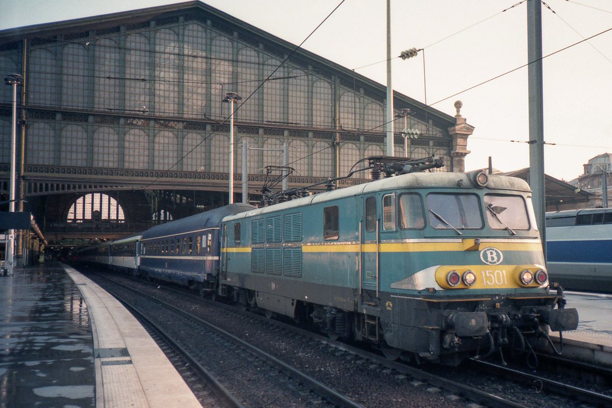 La HLE 1501 est prête au départ en gare de Paris-Nord, en tête du train n° 243 Paris-Nord - Berlin Zoo. Juste derrière la loc., une WLABmh de la DB. Le reste de la rame était composé de voitures VU SNCF (26/06/1997)
#hle15 #sncf #sncb #railpictures #trainsenvoyage