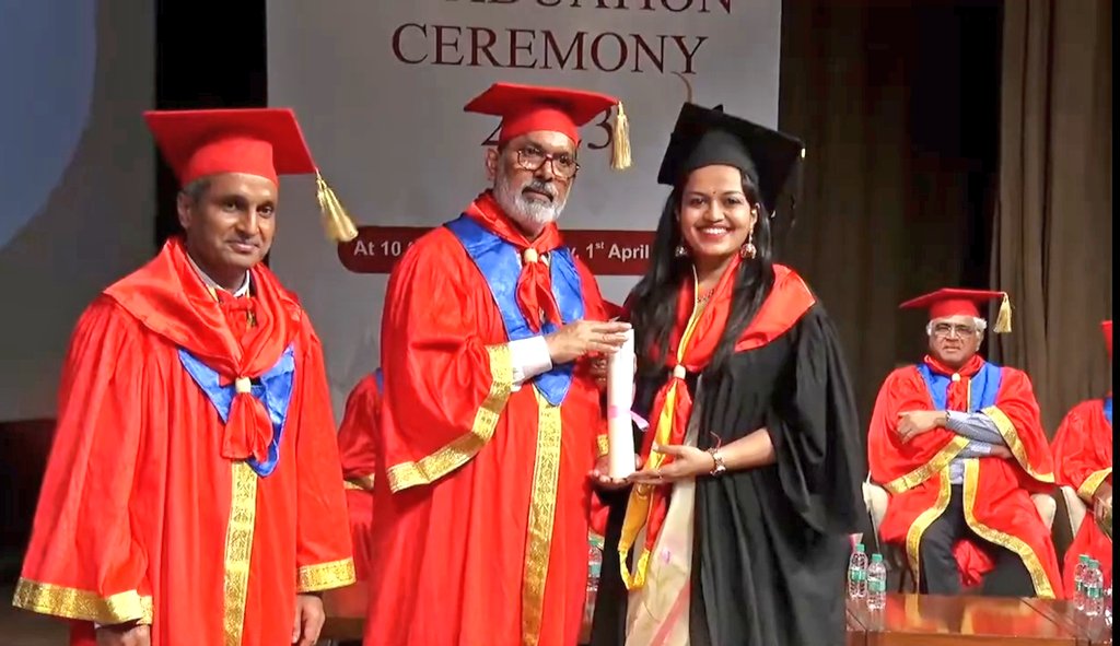 pashmina_kandy's tweet photo. Graduation Day !🎓
MD Radiodiagnosis it is !! ✨
Forever grateful to be a part of this prestigious institute @TataMemorial and a special thank you to all my mentors! @tmhradiology
Aiming forward and upward, always! 📈. https://t.co/VBsA4HSxAa