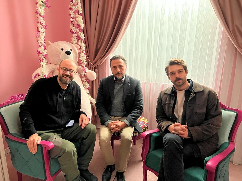 #Bozkır set fotoğrafları (6) Aliço’nun fantezi odalarından çıkmışız, e malum “Türk, vara yoğa gülmez” o ciddiyetle ben, Seyfi ve Payidar