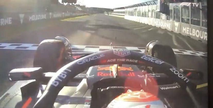 FormulaDirecta's tweet photo. 💥 ¡OJO!💥 Max VERSTAPPEN tiene el neumático delantero derecho POR DELANTE de la LÍNEA AMARILLA. 

Podría ser SANCIONADO.

[@EntreBoxesF1]

#F1 #AusGP 🇦🇺 https://t.co/UVsfkEJrnS