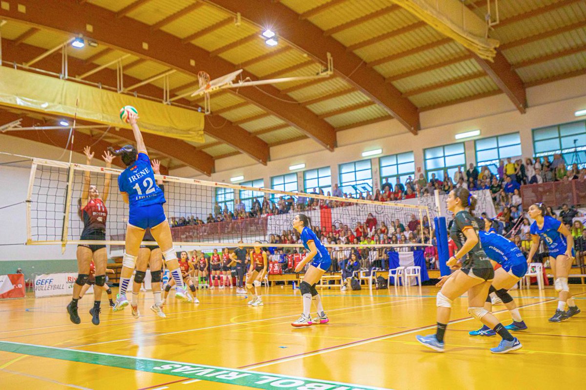 🏐 Rivas acogió ayer la fase final autonómica cadete de voleibol. Ambientazo y grandes partidos en el polideportivo del colegio público José Hierro:
1. <a href="/voleyAlcobendas/">Voleibol Alcobendas</a>, campeonas de Madrid. 
2. <a href="/VoleibolLeganes/">Club Voleibol Leganés</a>
3. <a href="/CVLasRozas/">C.V. Las Rozas</a>
4. <a href="/CVTorrejon/">CV. Torrejon</a> 
5. <a href="/VoleyRecuerdo/">Voleibol Recuerdo</a> 
6. <a href="/voleibolrivas/">Voleibol Rivas</a>
