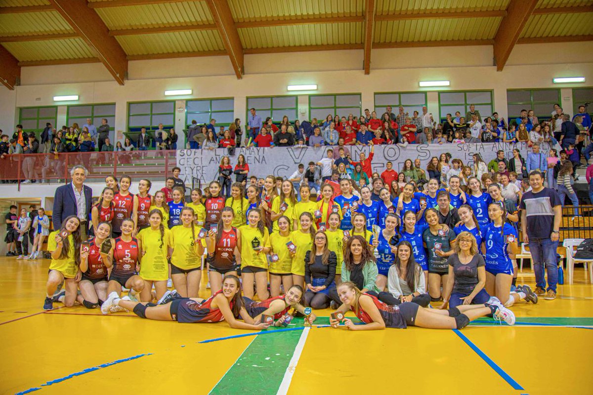 AytoRivas's tweet photo. 🏐 Rivas acogió ayer la fase final autonómica cadete de voleibol. Ambientazo y grandes partidos en el polideportivo del colegio público José Hierro:
1. @voleyAlcobendas, campeonas de Madrid. 
2. @VoleibolLeganes
3. @CVLasRozas
4. @CVTorrejon 
5. @VoleyRecuerdo 
6. @voleibolrivas https://t.co/9yy6Ecyu2N