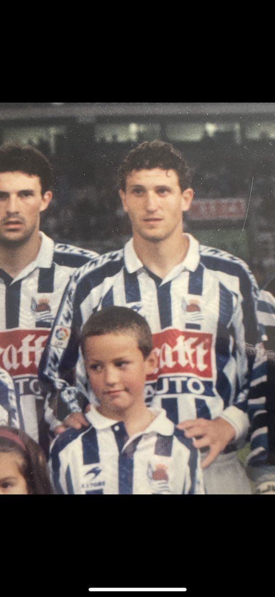 Taken a while to find this beauty - 26 years ago I was a mascot at a Real Sociedad game, a player put their hands on my shoulders and talked to me. That player was Javi Gracia. <a href="/LUFC/">Leeds United</a> <a href="/andrearadri/">Andrea Radrizzani</a> <a href="/apopey/">Adam Pope</a> <a href="/PhilHay_/">Phil Hay</a> <a href="/TheSquareBall/">The Square Ball</a> any chance of arranging a recreation of it?