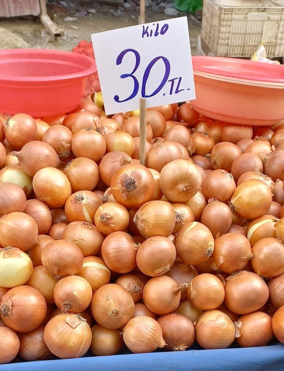 faikoztrak's tweet photo. Ziraat Bankası çiftçi yerine, yandaşa destek verirse,
Pazar tezgahında soğan etiketi bu hale gelir elbet.
Vatandaşlarımız boşuna demiyor:
Patates, Soğan, 
Güle güle Erdoğan... https://t.co/KphtlvSeMY
