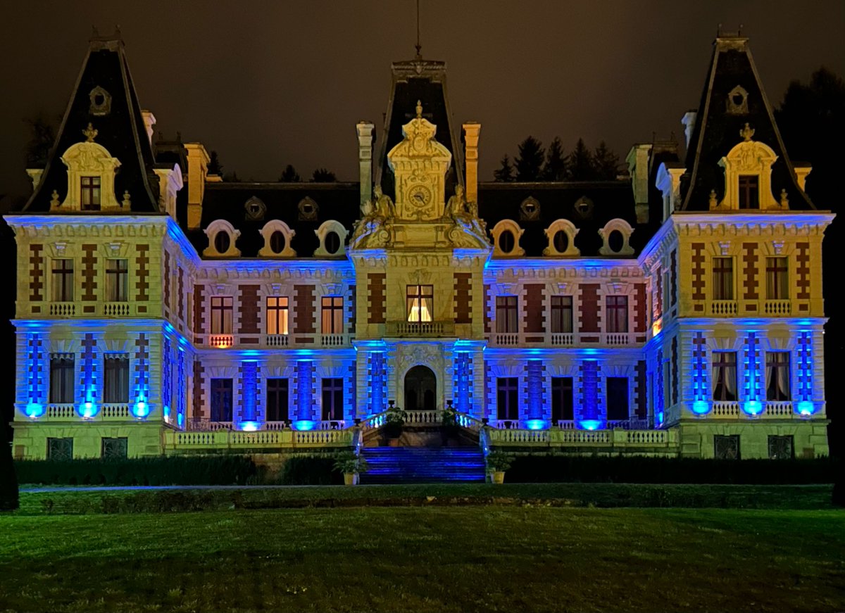 Prefet19's tweet photo. #TousEnBleu | 🔵 À l’occasion de la journée mondiale de sensibilisation à l’autisme, la préfecture de la #Corrèze se pare de bleu depuis hier soir.
En France, près de 100 000 jeunes de moins de 20 ans et près de 600 000 adultes sont autistes.
�� d’infos 👇
https://t.co/WQTNoHnuVs https://t.co/BUwEeCflVD