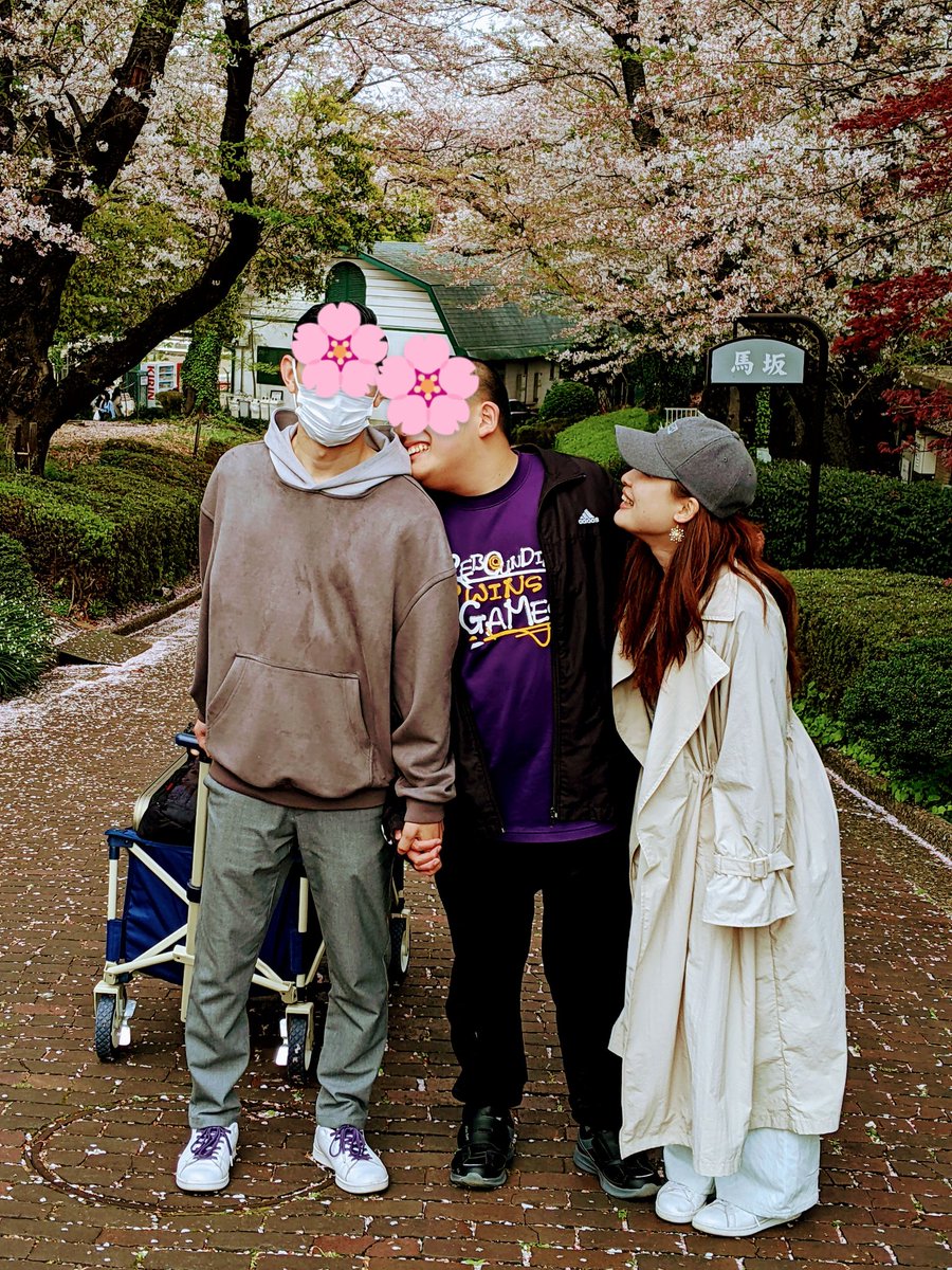 お花見に行って来ました〜🌸🌸
ずっと　手を繋いでくれて
ありがとう〜💦💦
息子も　ニコニコでした💖💖
そんな姿を見て　娘も嬉しそう😭

楽しかったね〜また　来年行こうね〜🌸🌸🌸