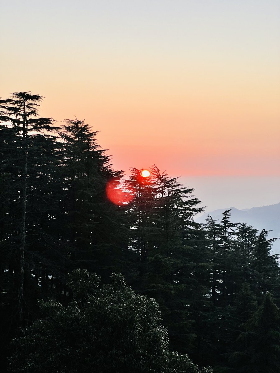 sudhirchaudhary's tweet image. Clicked this breathtaking winter skyline at sunset somewhere in Uttarakhand! The orange hues are painting the sky in a surreal way ❄️🌅 #WinterSunset #Uttarakhand #NaturePhotography
