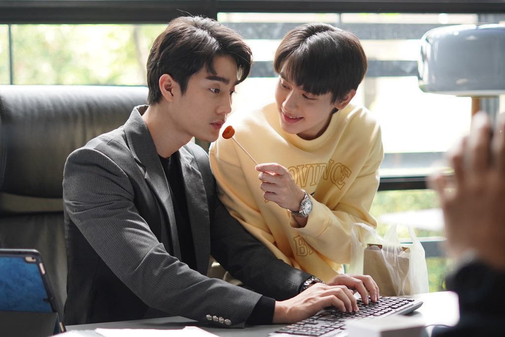 OurSkyy2TH's tweet photo. วันอาทิตย์บอสทำงาน แต่มีเบ๊บมาดูแลถึงโต๊ะเลยค่าา 😳 
#OurskyyxaBossandaBabe 
#GMMTV
@fforcejs @kasibook https://t.co/4bkEwXP8wu