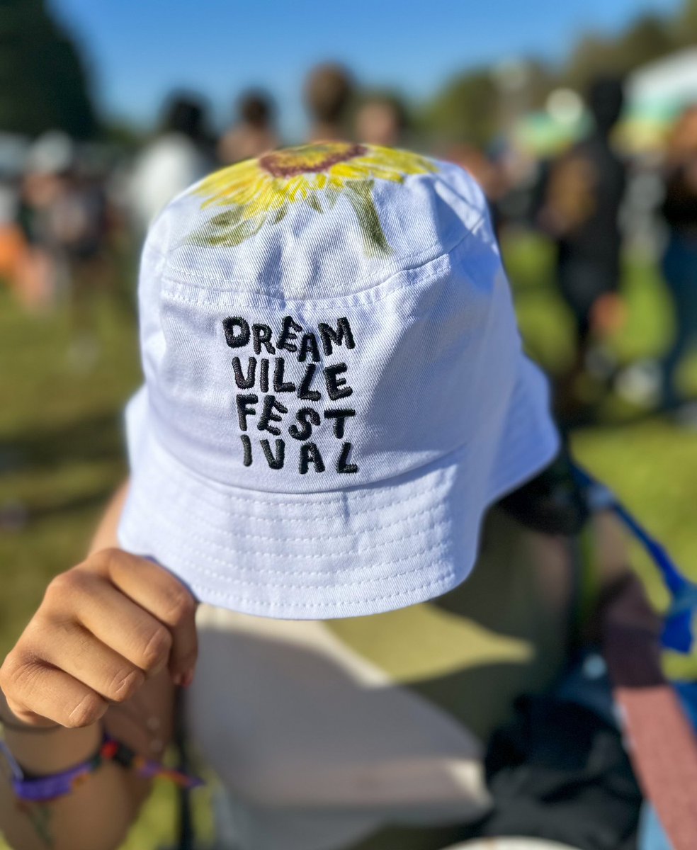 ItsDrea11's tweet photo. Dreamville fest day 1 🌸🌼🦋💚 @Dreamvillefest https://t.co/NUepgyPsOP