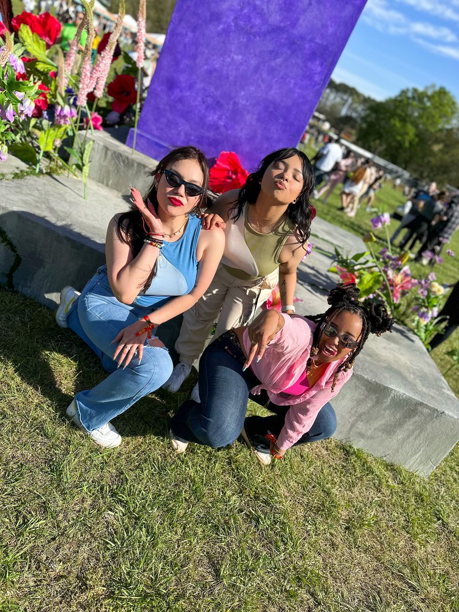 ItsDrea11's tweet photo. Dreamville fest day 1 🌸🌼🦋💚 @Dreamvillefest https://t.co/NUepgyPsOP
