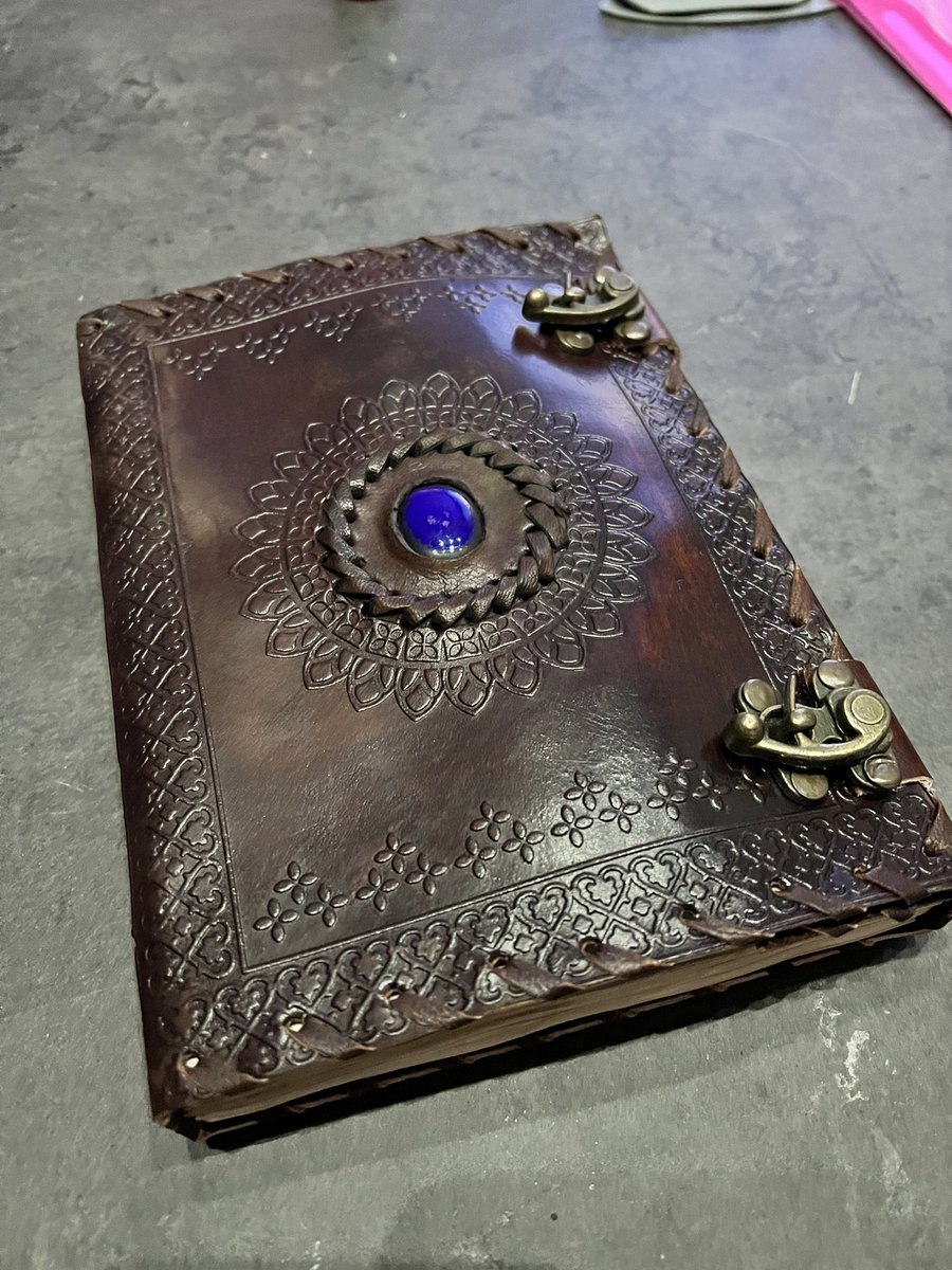 _Back_Slash_'s tweet photo. Je fais du jeu de rôle.
En ce moment, c’est sur le Donjon de Naheulbeuk (@naheulband ) que je joue, et il fallait donc un support digne de ce nom pour mon mage.

Donc je l’ai fabriqué :)

@Team_Naheulbeuk #JdR https://t.co/aqOK1LbbaC