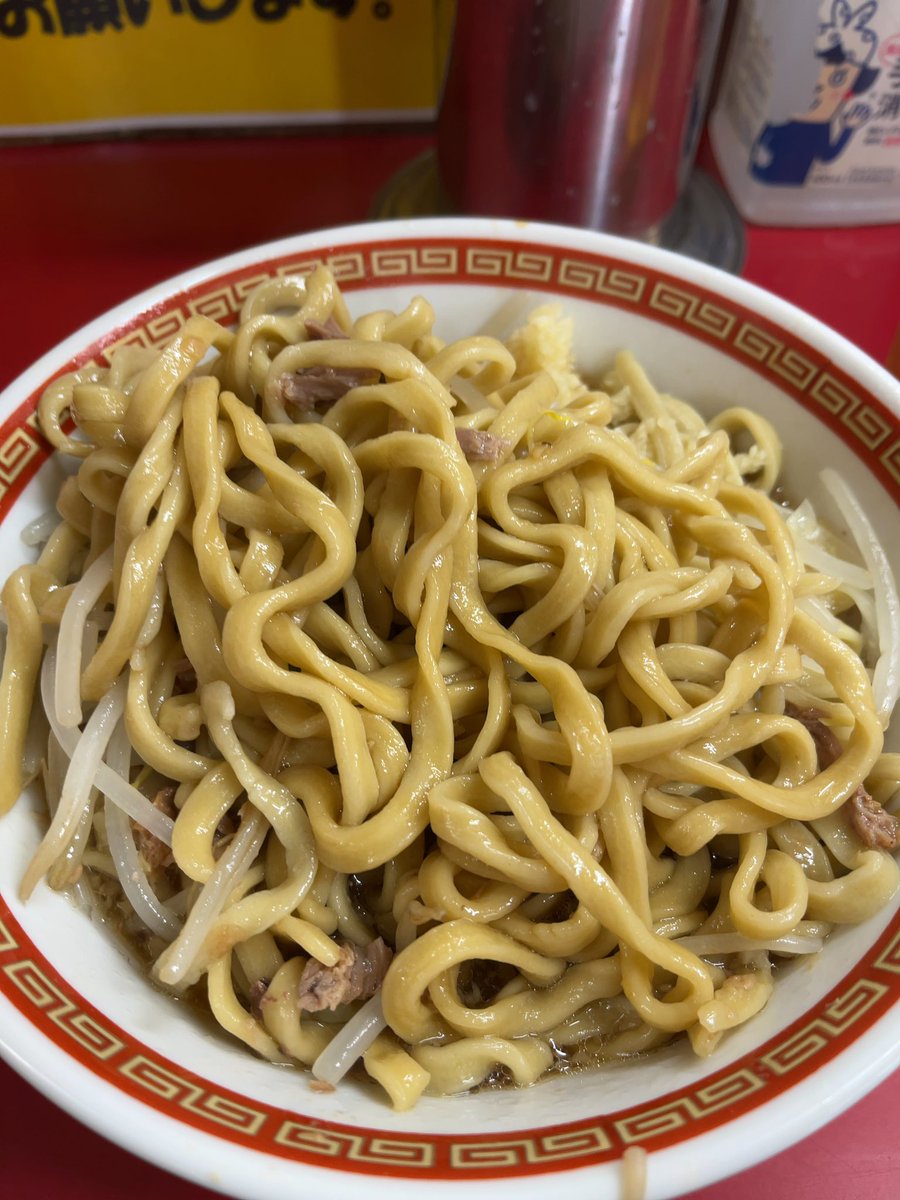jeantaku's tweet photo. 衝動的に目黒二郎へ。隣の女性が着席してから麺少なめ申請したせいか、麺量多めで大満足😋✨ https://t.co/RmbQT6Iz01