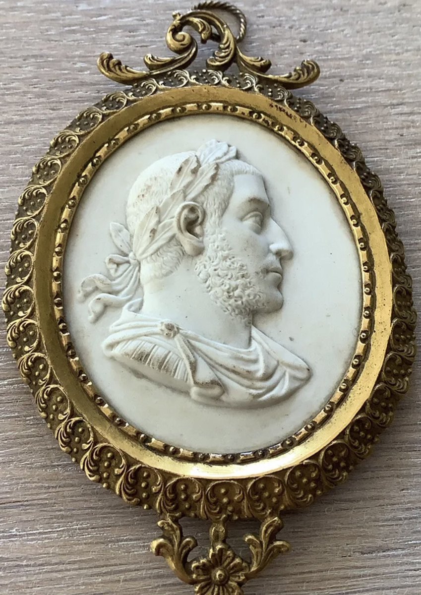 whitegoldsword's tweet photo. A museum quality cameo white #jasper ceramic by Wedgwood & Bentley. A cameo of #Gallienus (1773). The oval frame is also original.
Cameo medallions with portrait reliefs were made by Josiah #Wedgwood between 1765 and 1795, with Thomas Bentley as his partner from 1769 to 1780. https://t.co/S6llVJBWp0