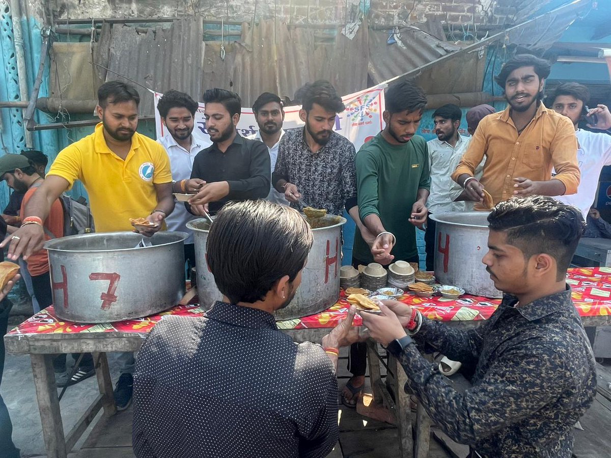 abvpbraj's tweet photo. अलीगढ़ महानगर में स्टूडेंट फॉर सेवा (SFS) द्वारा अचल ताल स्थित मंदिर पर प्रसाद वितरण कार्यक्रम का आयोजन किया गया, जिसमें मुख्य रूप से सदर विधायक श्रीमती मुक्ता संजीव राजा व प्रांत सेवार्थ विद्यार्थी संयोजक श्री गौरव रावत विशेष रूप से उपस्थित रहे।
#SFSBraj https://t.co/k8ykrmd3qL