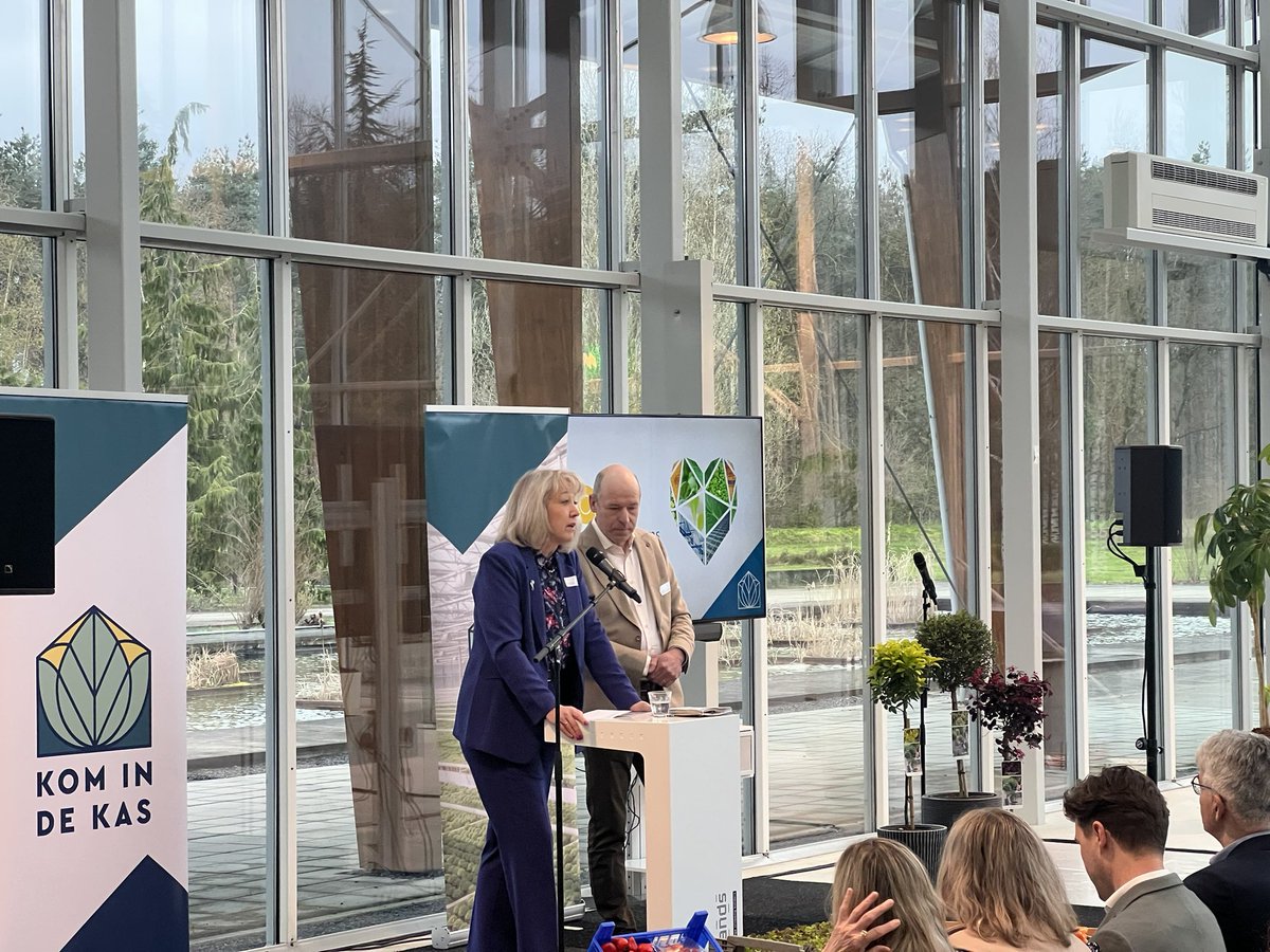 Opening Kom in de Kas 2023. Negen agrarische ondernemers openen vandaag hun deuren voor het grote publiek om te laten zien waar zij trots op zijn en op welke manier zij bijdragen aan de gezondheid en het welzijn van de provincie Limburg. <a href="/kom_in_de_kas/">Kom in de Kas | Hét grootste glastuinbouwevenement</a> <a href="/LLTB_Roermond/">LLTB</a> <a href="/limburg/">Provincie Limburg</a>