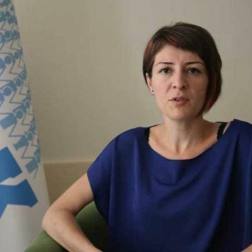 KESK1995's tweet photo. Ankara Üniversitesi'nden KHK ile ihraç edilen önceki dönem KESK Eş Genel Başkanı Aysun Gezen işine iade edildi. Tüm haklarıyla bütün arkadaşlarımız görevine iade edile kadar mücadelemiz sürecek!  "KHK'ler gidecek, biz kazanacağız, işimizi geri alacağız." https://t.co/8gdWECIguZ