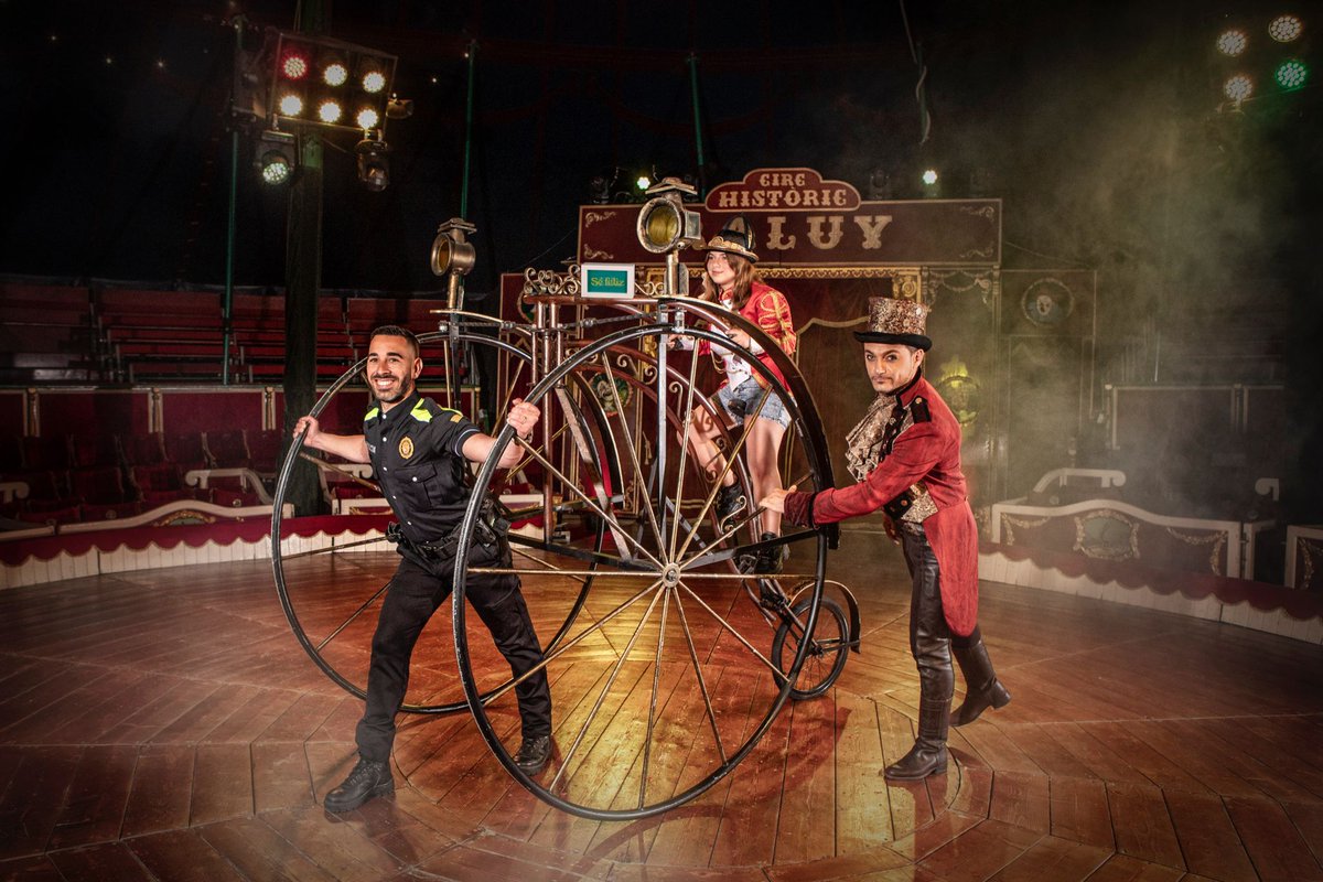 El mes d'abril comença amb la 👧🏻 Gisela i 🧙‍♀️ el mag Jinmy Saylon  <a href="/CircRaluy/">Circ Raluy Històric</a> 📸 de Laura de Benito