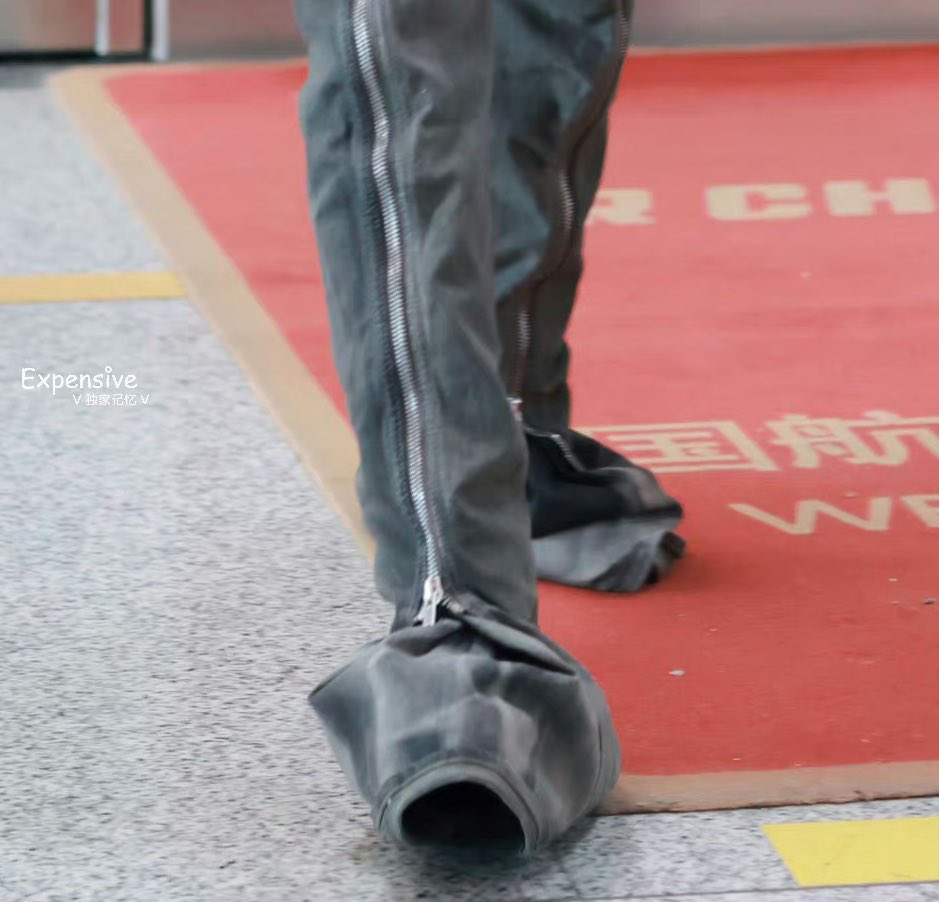 เมื่อวานที่กวางโจว ระหว่างทางที่หนานกำลังเดินไปที่รถ นจซ.ก็คุย(แซว)กับหนาน
⭐️ : ขากางเกงของนาย ไม่กลัวฝนในกวางโจวหรอ 
💙 : ไม่เป็นไร ผมมากวาดถนน

โถวววว หนาน เอาขากางเกงกวาดไม่ได้มั้ยล่ะ 😅