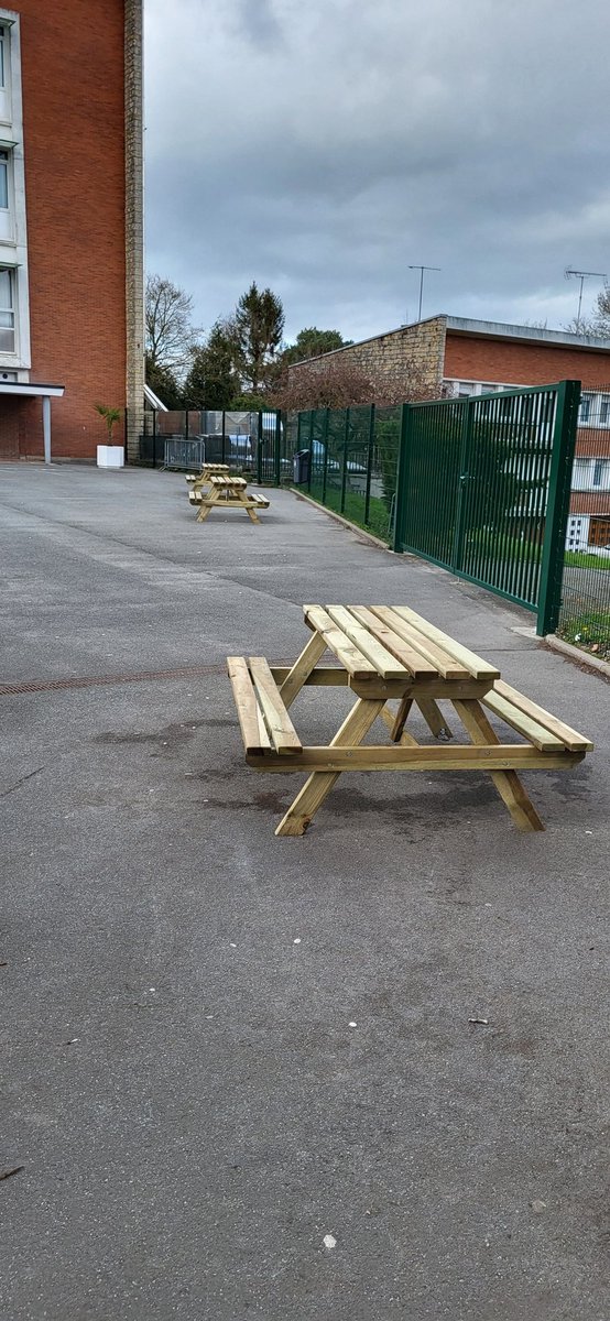 Clg_Salengro's tweet photo. Aménagement de la cour de récréation pour offrir des espaces bien-être aux élèves.
Des arbustes, des fleurs, des tables et des surprises à venir.
#desden62
#climatscolaire https://t.co/PoUPwOZM1t