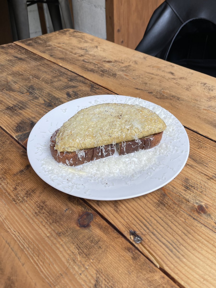 ____mayu21____'s tweet photo. 代々木公園駅から徒歩2分のところにある「AUX」のコース料理👩‍🍳他にもパスタや黒い唐揚げと全6品で¥3,850は大満足でした☺️食後のデザートは無料で誕生日や記念日プレートにしてくれるので特別な日にもおすすめ〰🎶個人的にはマッシュルームのオムレツが死ぬほど美味しかった🥚 https://t.co/TgSOQ8xQr3
