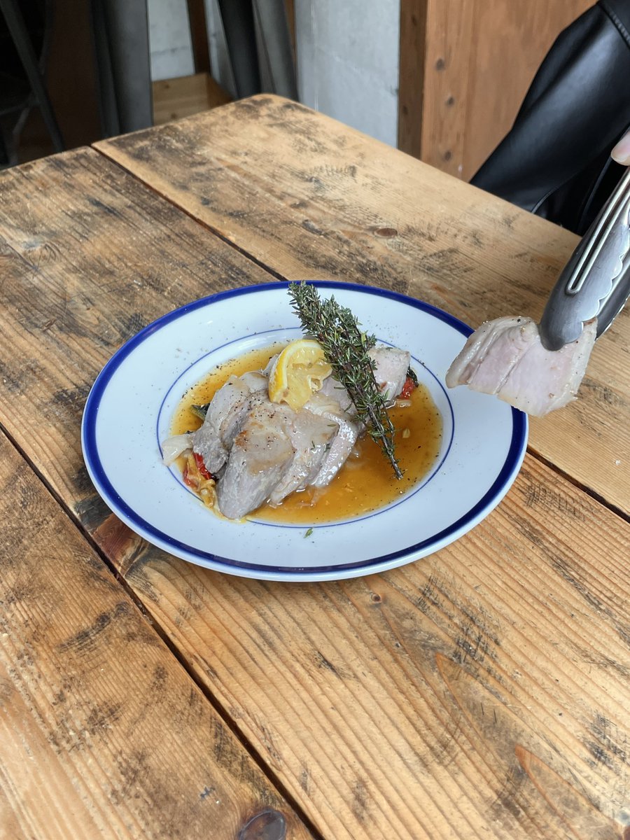 ____mayu21____'s tweet photo. 代々木公園駅から徒歩2分のところにある「AUX」のコース料理👩‍🍳他にもパスタや黒い唐揚げと全6品で¥3,850は大満足でした☺️食後のデザートは無料で誕生日や記念日プレートにしてくれるので特別な日にもおすすめ〰🎶個人的にはマッシュルームのオムレツが死ぬほど美味しかった🥚 https://t.co/TgSOQ8xQr3