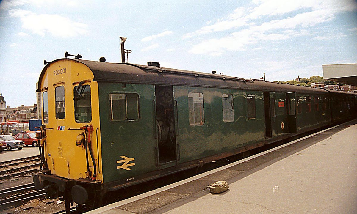 mavmaramis's tweet photo. 203001 St Leonards. Class 203 4L, Ashford/Eastleigh, 1957-58, BR Green livery. Photo: Hastings, 12.08.1989. #Class203 #Hastings #Thumper @NamiHusky https://t.co/vUnriFZhmP