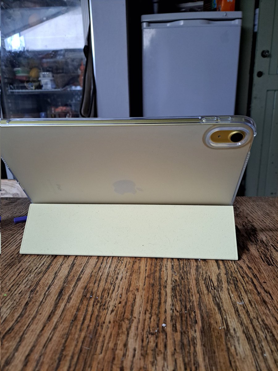ozsanchi's tweet photo. 朝起きるとおはよーと声掛けしたくなるデバイス、それがアップル。フィルム貼ってカバー着けて日々愛着 #ipad10th #iPad10世代 https://t.co/RpwQDLCSn7