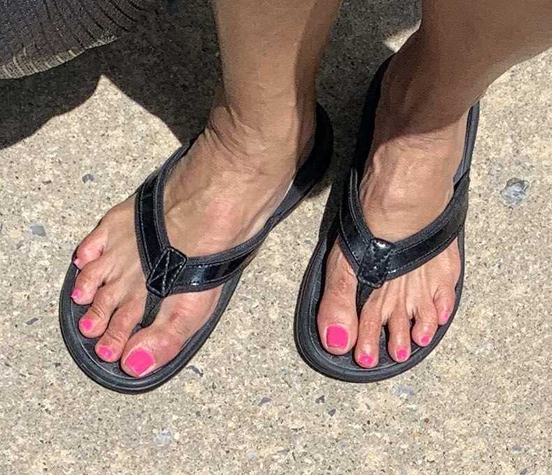 WorldofToes's tweet photo. My neighbors pink toes  

#candidtoes #candidfeet #feet #toes #milf #milfeet #milffeet #milftoes #gilftoes #gilf https://t.co/GsrHWfGzOm