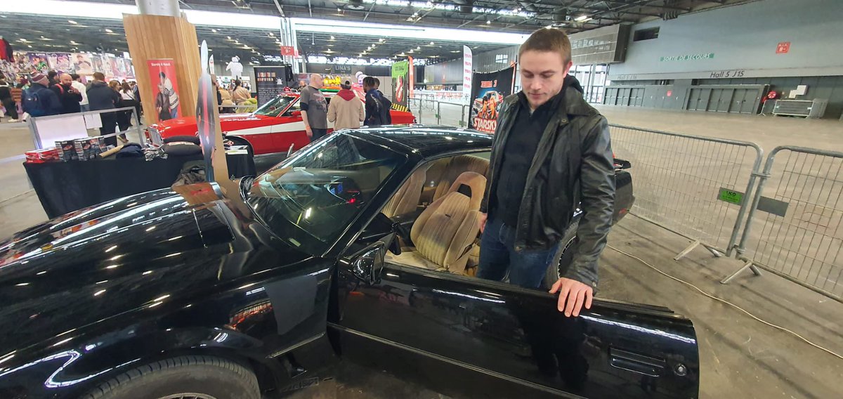 _Back_Slash_'s tweet photo. Hier je me trouvais au @ParisManga et j’ai réalisé un de mes rêves d’enfant: monter à bord de K2000.

Merci encore au propriétaire de cette voiture qui a été adorable, et m’a même prêté le cuir de Mickael Knight pour les photos.
J’ai des étoiles plein les yeux ✨ https://t.co/JJrSsSw8Ie