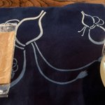 Image for the Tweet beginning: 古民家カフェプレオープンの今日、ローストポーク丼をいただいてみました🍜　お肉やわらかでおいし～い☺️　　ランチョンマットやコースターは当園工芸館の藍染です★　営業日とその日のメニューを下記ページで確認しておいでください。　
 #民家園 #カフェ #古民家 