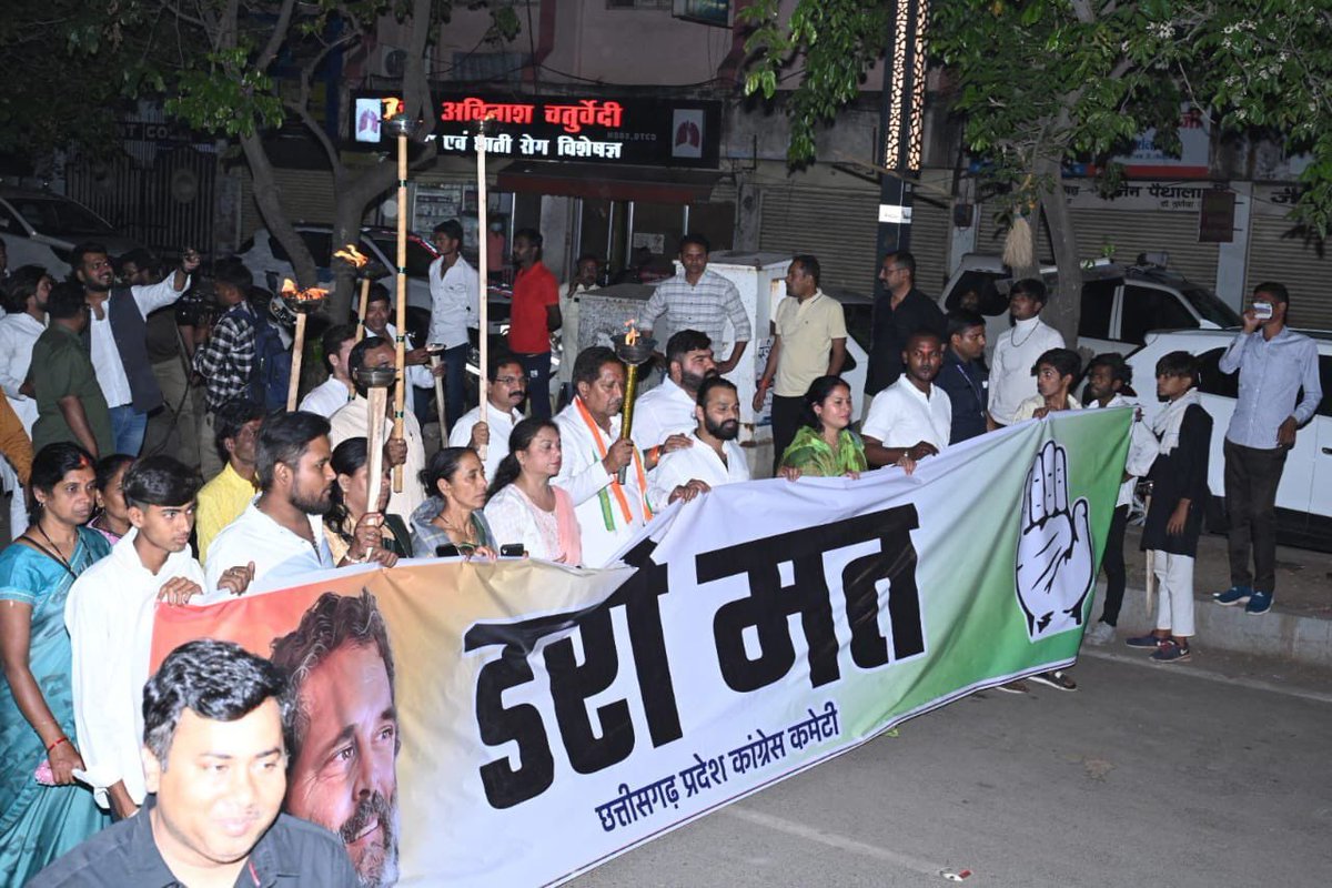 priyankagandhi's tweet photo. प्रधानमंत्री नरेंद्र मोदी के संरक्षण में हो रहे भ्रष्टाचार, लोकतंत्र की हत्या और तानाशाही के खिलाफ सत्य, सत्याग्रह और सच्चे देशप्रेम की ये मशालें ही लोकतंत्र को रोशन करेंगी। https://t.co/2PdgAa4wbj