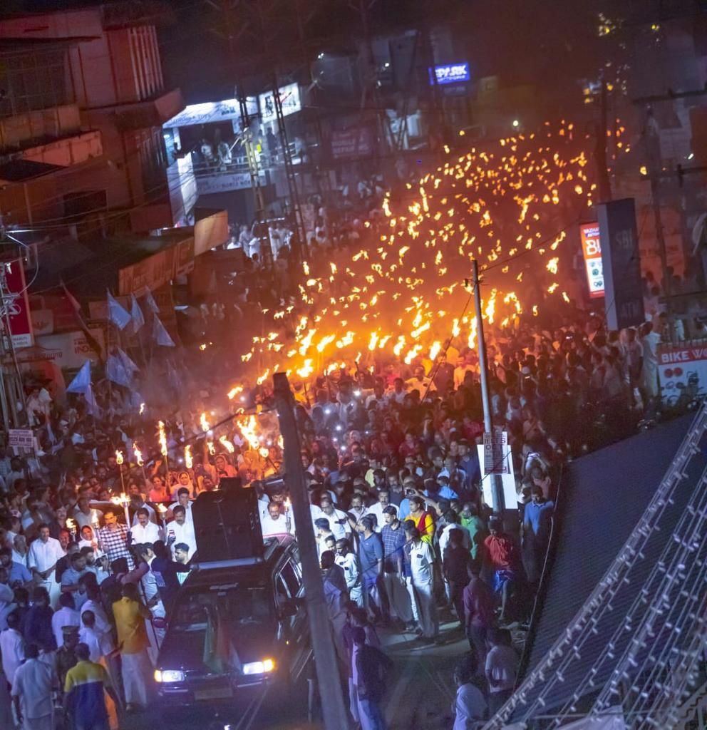 priyankagandhi's tweet photo. प्रधानमंत्री नरेंद्र मोदी के संरक्षण में हो रहे भ्रष्टाचार, लोकतंत्र की हत्या और तानाशाही के खिलाफ सत्य, सत्याग्रह और सच्चे देशप्रेम की ये मशालें ही लोकतंत्र को रोशन करेंगी। https://t.co/2PdgAa4wbj