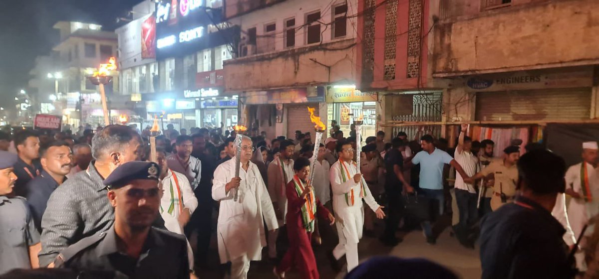 priyankagandhi's tweet photo. प्रधानमंत्री नरेंद्र मोदी के संरक्षण में हो रहे भ्रष्टाचार, लोकतंत्र की हत्या और तानाशाही के खिलाफ सत्य, सत्याग्रह और सच्चे देशप्रेम की ये मशालें ही लोकतंत्र को रोशन करेंगी। https://t.co/2PdgAa4wbj