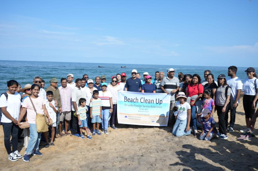 SLdiplomats's tweet photo. As our maiden event of 2023, #SLFSA organized a #BeachCleanup in #Wellawatte today. A big thank you to @SLYCANTrust & @slmepa for their collab & unstinted support. Grateful to @SLCoastGuard & #SLPolice.
Honoured by Minister @alisabrypc ‘s presence.
Keep our beaches waste-free! https://t.co/kjX8O6sC8s
