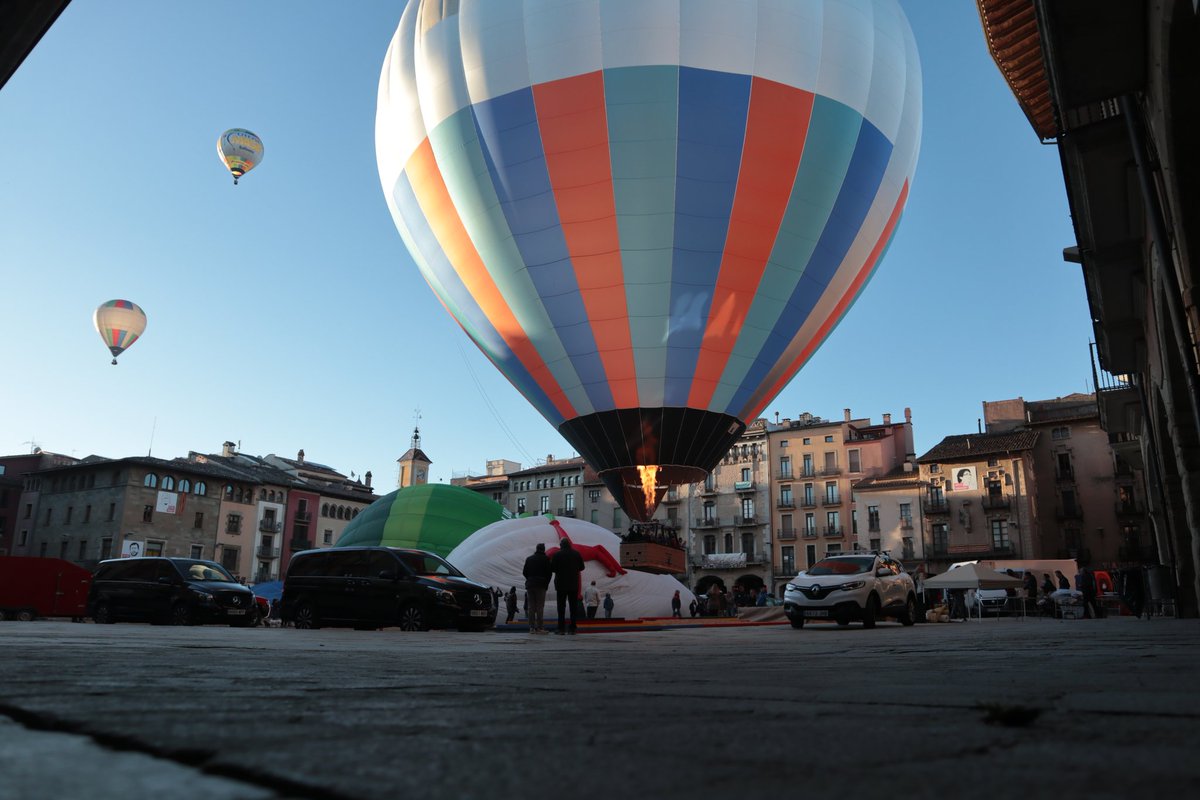 CubiJoan's tweet photo. Aquest matí a plaça (Mercat del Ram, Vic) https://t.co/dEICoMpym9