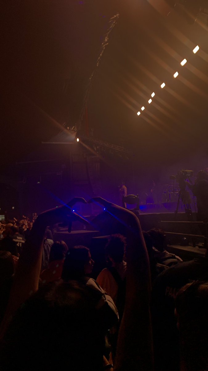 ironicamania's tweet photo. ieri al concerto di ERNIA A NAPOLI ho scattato queste foto a una ragazza, le avevo detto che gliele avrei passate ma poi ci siamo perse

TWITTER PUÒ AIUTARMI A FARGLIELE ARRIVARE https://t.co/ZNgaSatT2T