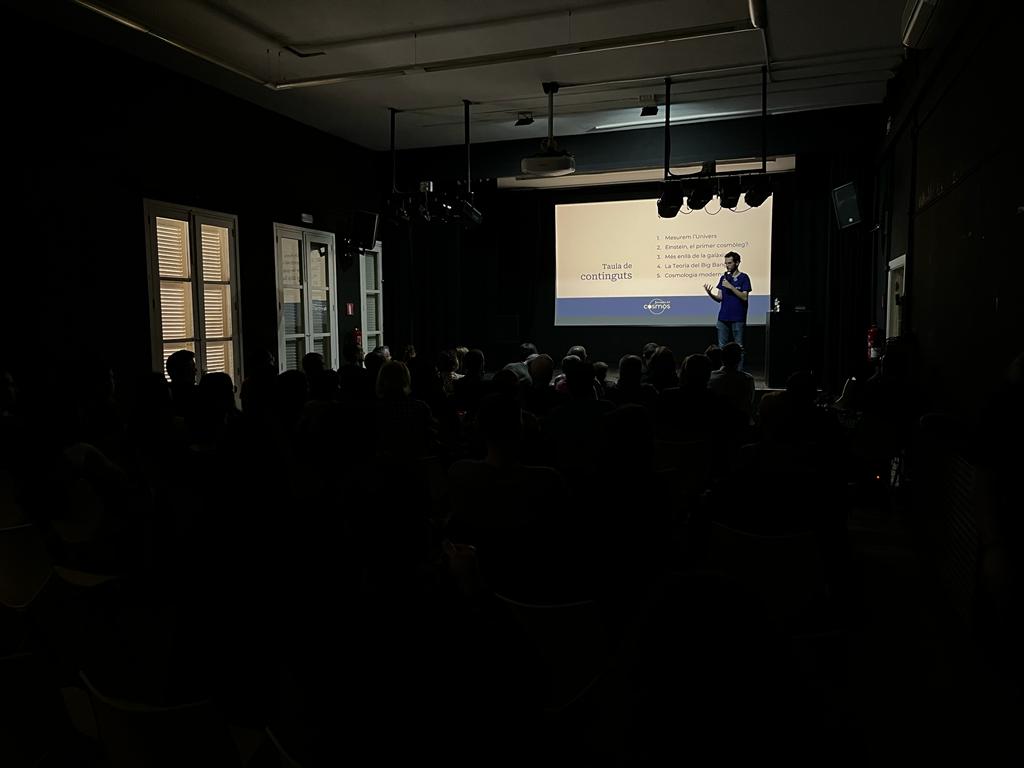 El Big Bang és realment l'inici de l'univers? 
És cert que aquest es segueix expandint? 
A quina velocitat ho fa?
Què són i quin paper tenen en tot això l'energia i la matèria fosca?

Ho estem descobrint aquest matí de la mà d'en Toni Bertólez <a href="/delbuitaltot/">Del buit al tot</a> #JdC2023