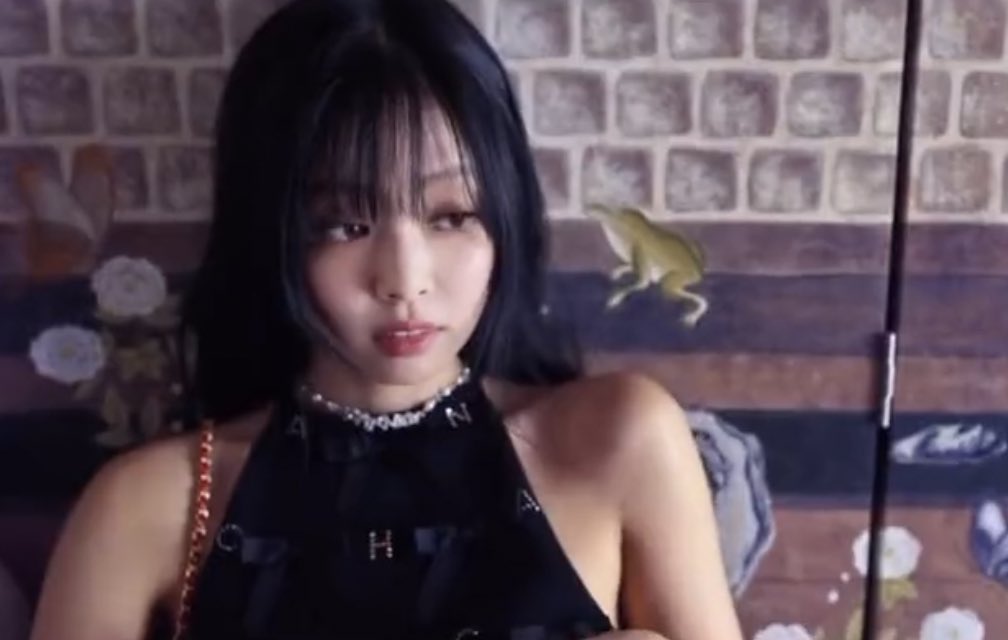 blackpinkbabo's tweet photo. JENNIE FOR CHANEL22 ♥️ https://t.co/xGdmnLOO7h