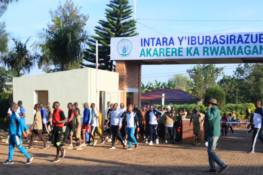<a href="/SectorKigabiro/">Kigabiro Sector</a> Umuyobozi wa Akarere wungirije ushinzwe iterambere ry’ubukungu  <a href="/JeanneBihogo/">V/M ED Rwamagana</a> n'abandi bayobozi bifatanyije n'abaturage muri siporo rusange atangiramo ubutumwa :

1. Bw’umumwe n’ubu daheranwa;

2. Kwibuka kunshuro ya  29 Jenocide ya korewe Abatutsi 1994.