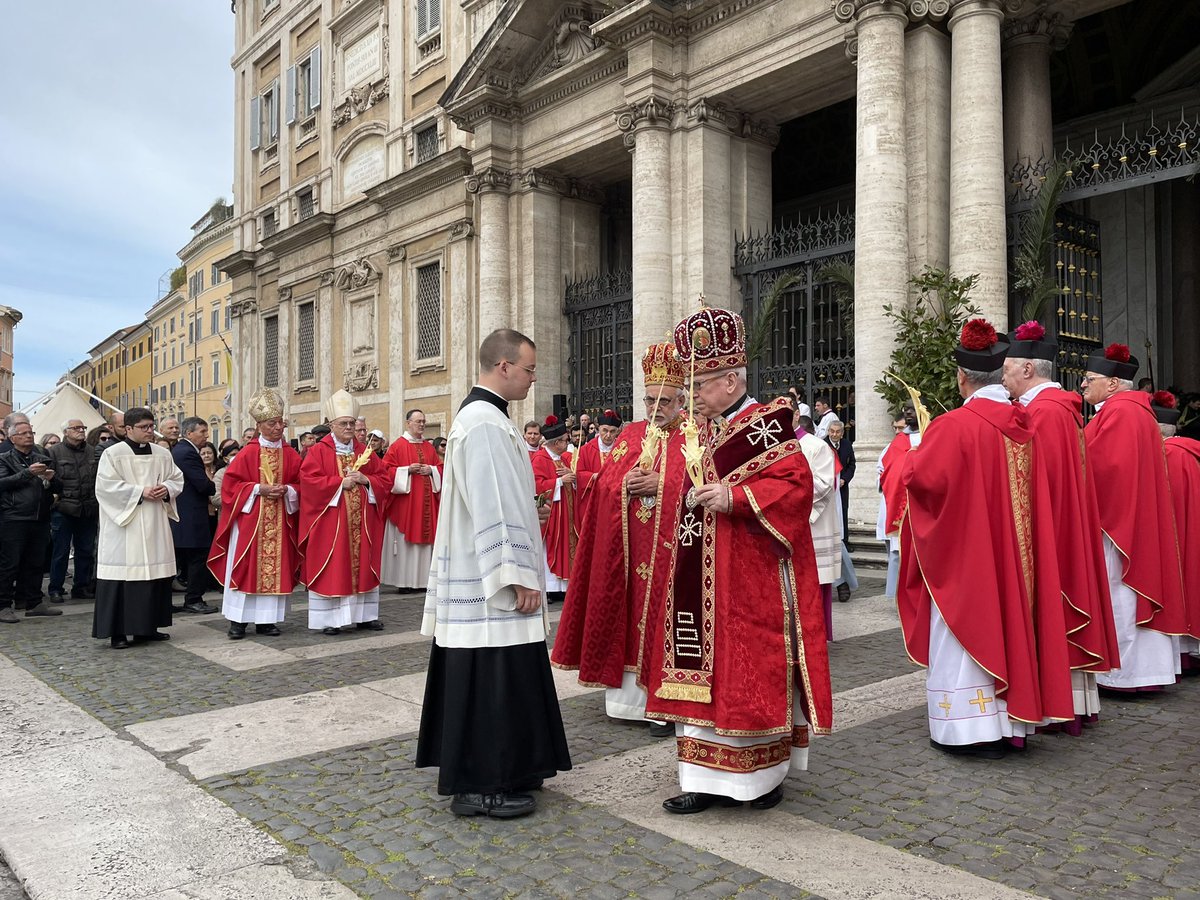 ambermichaela's tweet photo. Palm Sunday service 📍 Basilica Papale di Santa Maria Maggiore https://t.co/n3GFhBiGH6