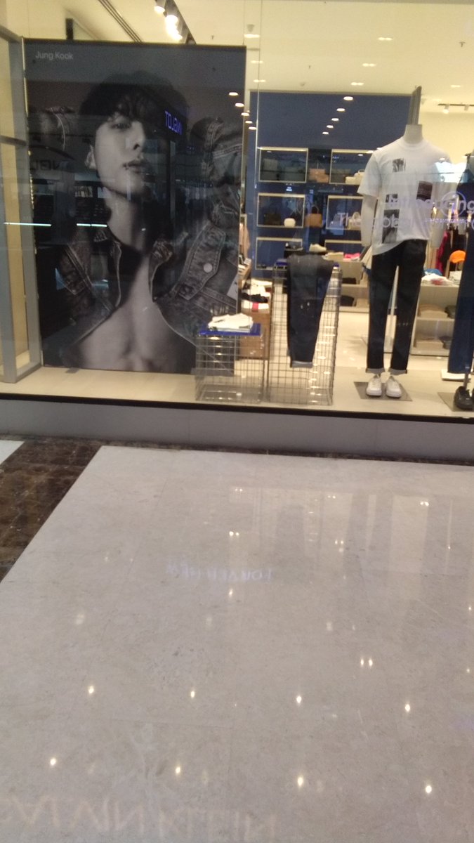 addictedtoIIT's tweet photo. #JUNGKOOK In DLF Mall of India... ≧∇≦ #JUNGKOOKxCALVINKLEIN #BTS #BTSJUNGKOOK https://t.co/J8N0q0gEaq